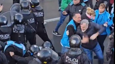 La policía reprimió a manifestastes y agredió al Secretario de ATE Rodolfo Aguiar