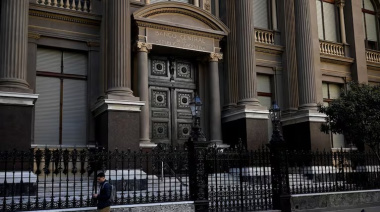 El Gobierno pagó más de u$s4.000 millones a bonistas del exterior y sorteó un nuevo vencimiento clave