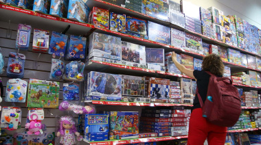 Día del Niño y crisis: la ropa desplaza a los juguetes como principal regalo y el gasto no supera los $50.000