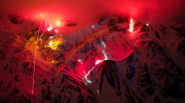 Ushuaia celebró los 30 años de la “bajada de las antorchas” con un espectáculo de fuego y nieve en el Cerro Martial