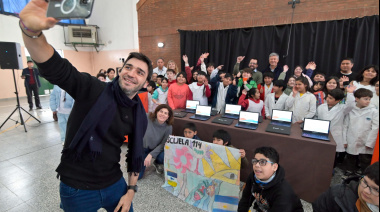 Nacho Torrs entregó equipamiento tecnológico a escuelas de la Comarca para impulsar educación financiera, robótica e inteligencia artificial