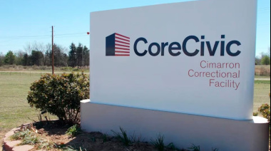 Fred Machado pasa sus días en la cárcel de media seguridad en Oklahoma con mameluco azul