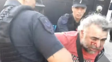 Detuvieron a un camarógrafo y doce activistas de Greenpeace tras saltar la reja del Congreso en protesta por la Ley de Glaciares