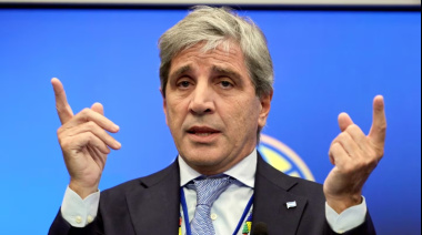 Caputo acelera la colocación de bonos para sumar dólares antes del vencimiento de julio