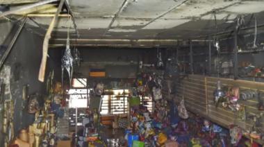 Incendio y saqueo en Patagones: destruyeron un histórico comercio y ocho familias quedaron sin trabajo