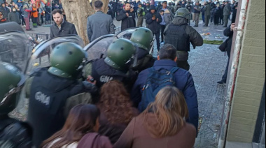 Huevazos y protestas marcaron el inicio del Foro Austral libertario