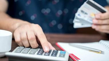 Weretilneck admitió que los salarios no alcanzan y prepara medidas para aliviar a los estatales endeudados