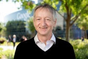 El padrino de la inteligencia artificial, Geoffrey Hinton, decidió abandonar Google y alerta sobre los peligros de las nuevas tecnologias