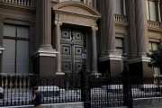 El Gobierno pagó más de u$s4.000 millones a bonistas del exterior y sorteó un nuevo vencimiento clave