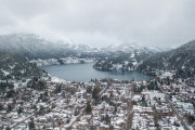 San Martín de los Andes amaneció cubierta de nieve y se anticipa una semana invernal con complicaciones viales