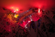 Ushuaia celebró los 30 años de la “bajada de las antorchas” con un espectáculo de fuego y nieve en el Cerro Martial