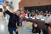 Nacho Torrs entregó equipamiento tecnológico a escuelas de la Comarca para impulsar educación financiera, robótica e inteligencia artificial