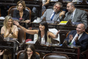 La Comisión de Asuntos Constitucionales rechazó el ingreso de Lorena Villaverde al Senado y el 28 se definirá su ingreso