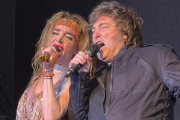 Milei cantó en Mar del Plata mientras la Patagonia ardía: show, arengas y un público complaciente