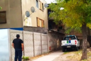 Un hombre murió de un disparo en un departamento del Barrio Guido y dos personas fueron demoradas