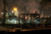 Ataques golpearon centros petroquímicos clave en el sudoeste de Irán y agravan la presión sobre su infraestructura energética
