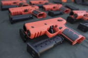 Neuquén suma pistolas Byrna y cámaras corporales a la Policía