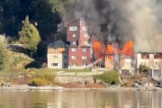 Feroz incendio en el histórico Hotel Huemul de Bariloche