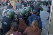 Huevazos y protestas marcaron el inicio del Foro Austral libertario