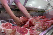 Carne en caída en Viedma: los vecinos compran al día y el pollo gana lugar en las carnicerías