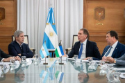 Río Negro se hará cargo de las rutas 22 y 151: Weretilneck firmó el traspaso con Santilli y Caputo