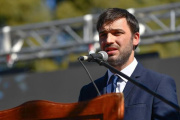Torres se despega de Milei y Cristina y prepara una elección provincial con sello propio