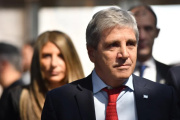 Caputo consigue respaldo financiero de EE.UU., pero el FMI presiona por una reforma impositiva
