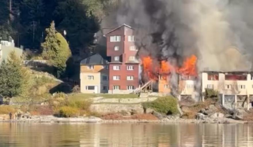 Feroz incendio en el histórico Hotel Huemul de Bariloche