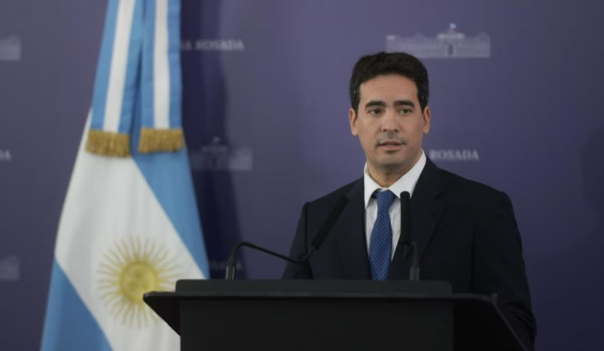 Ravier admitió que el dólar podría llegar a $1800
