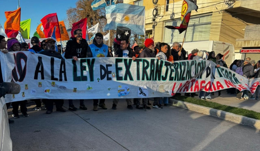 Multitudinaria protesta en Viedma en rechazo a los cambios en la Ley de Tierras